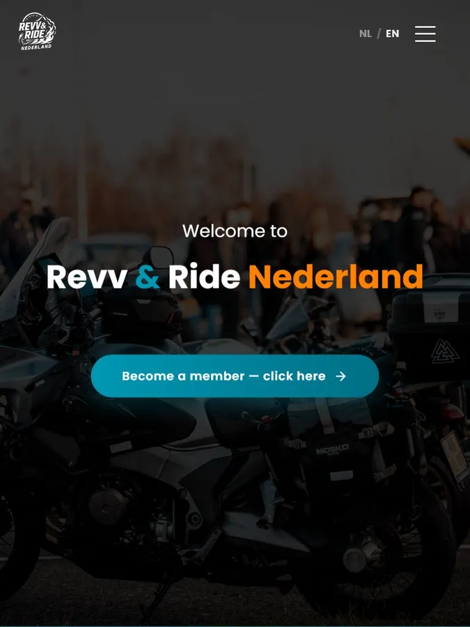 De website van Revv & Ride Nederland: motorfoto met oranje en blauw