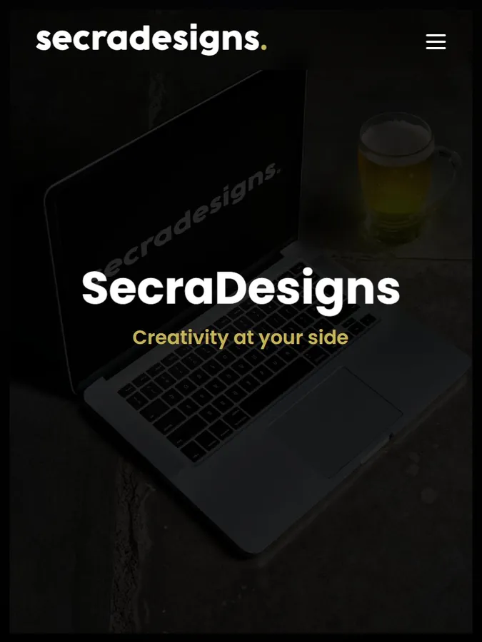 De website van SecraDesigns: donker met goud als accent